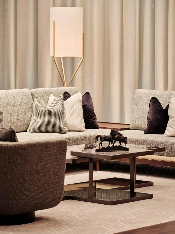 Grand Hyatt Kuwait Hotel Kuwait City Exterior foto A living room with a sofa and a coffee table