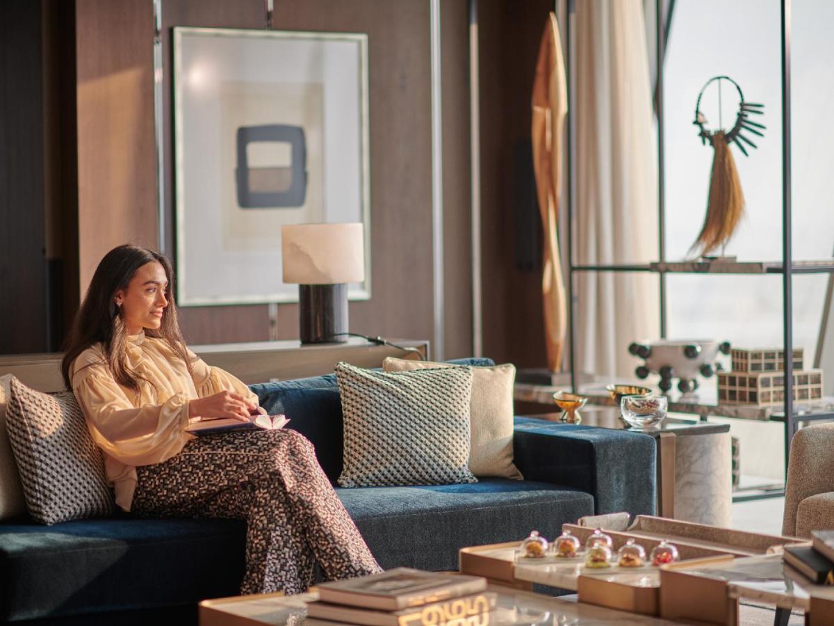 Grand Hyatt Kuwait Hotel Kuwait City Exterior foto A woman sitting on a sofa